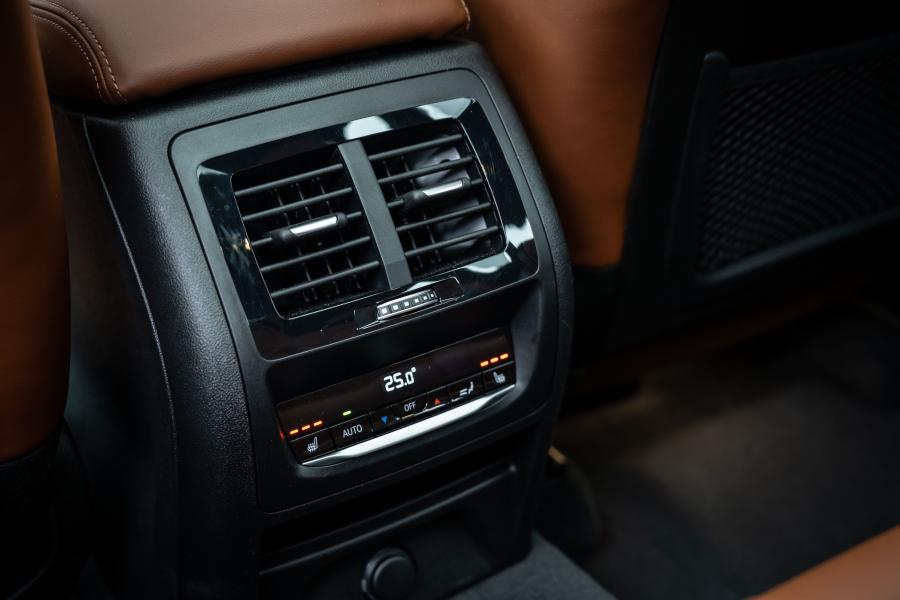 Детали интерьера BMW X3 M40d (G01) 2019 года  (JP) (фото 20 из 28)